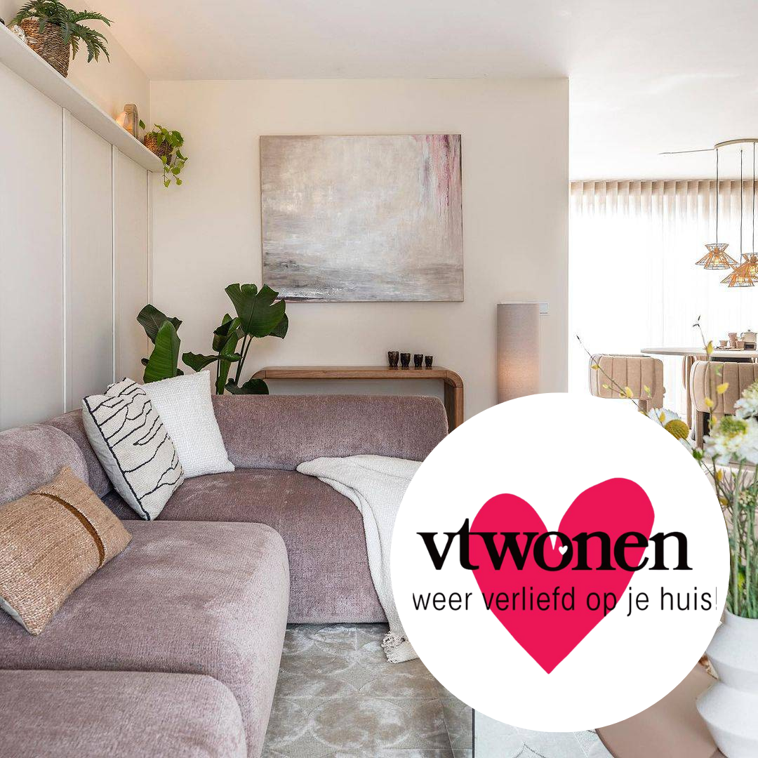 Moderne woonkamer met zachtroze bank en abstract schilderij van Tess Heijnis, uitgelicht in vtwonen magazine